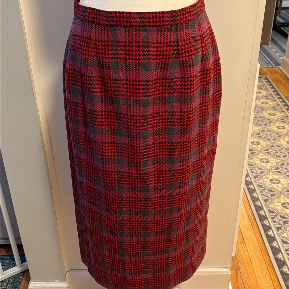 Vintage Jimmy Hourihan wool skirt with satin lining. Made in Ireland. size 8/10.